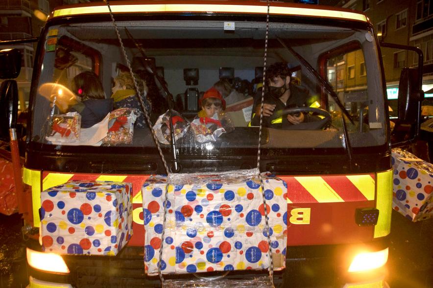 Cabalgata de Reyes 2022 - Imagen del camión de los bomberos que desfila en la cabalgata.