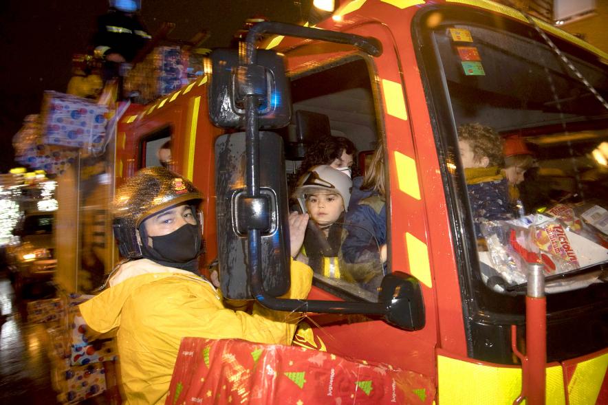 Cabalgata de Reyes 2022 - Imagen del camión de los bomberos que desfila en la cabalgata.