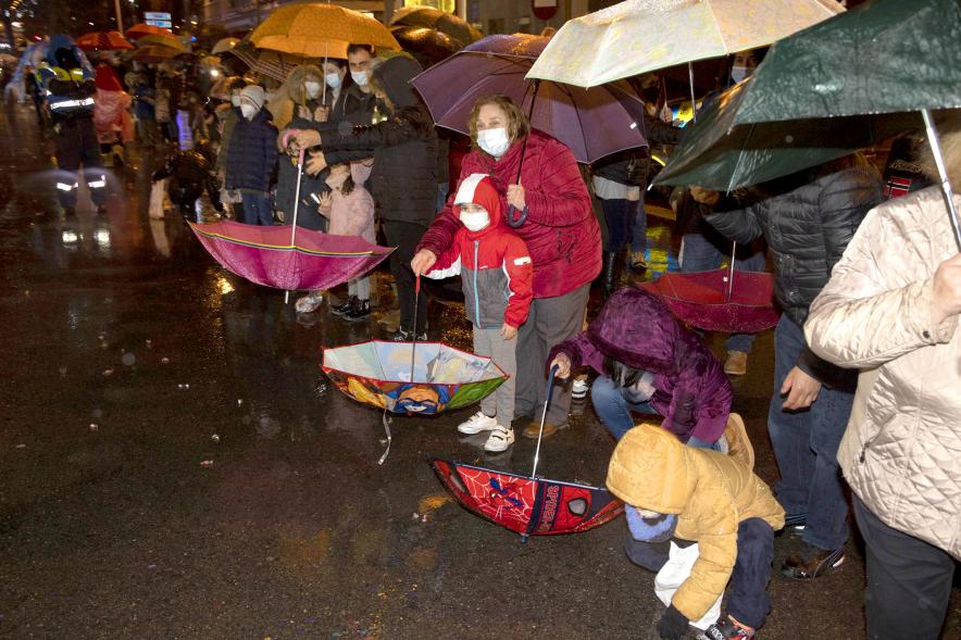 Cabalgata de Reyes 2022 - Imagen de uno niños mirando las carrozas de los Reyes Magos.