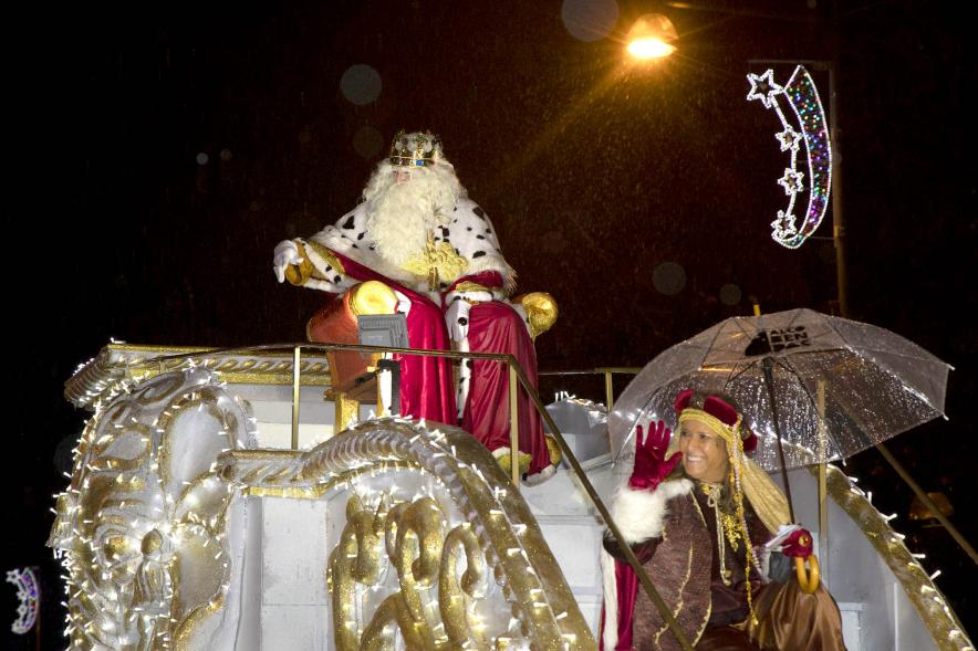 Cabalgata de Reyes 2022 - Imagen del Rey Melchor sentado en su carroza.