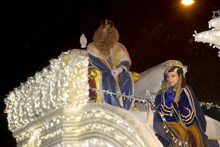 Cabalgata de Reyes 2022 - Imagen del Rey Gaspar sentado en su carroza.
