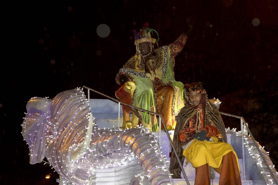 Cabalgata de Reyes 2022 -  Imagen del Rey Baltasar sentado en su carroza.