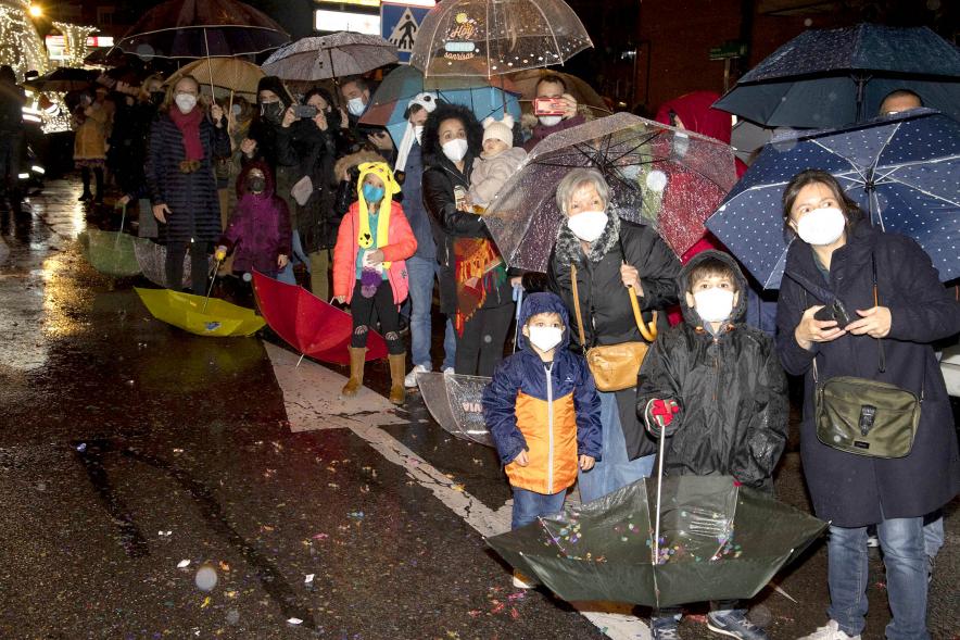 Cabalgata de Reyes 2022 - Imagen de personas mirando al paso de las carrozas de los Reyes Magos.