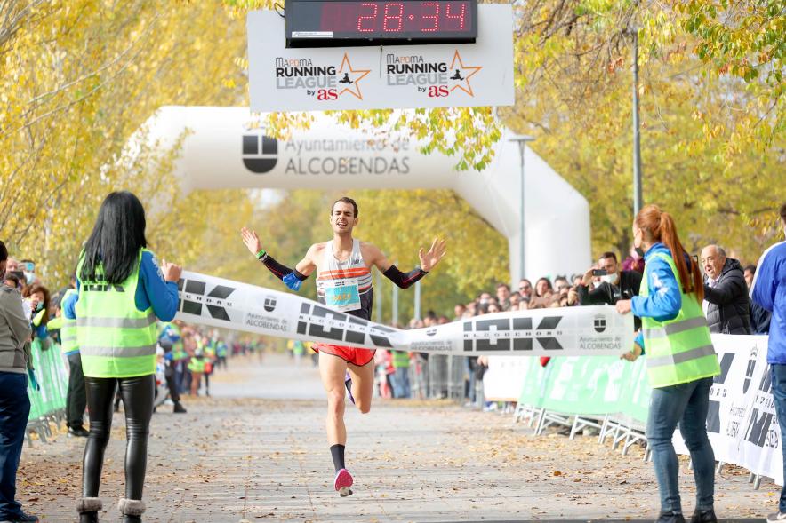 Carrera 10K Alcobendas - Primer plano de la entrada a meta del ganador.