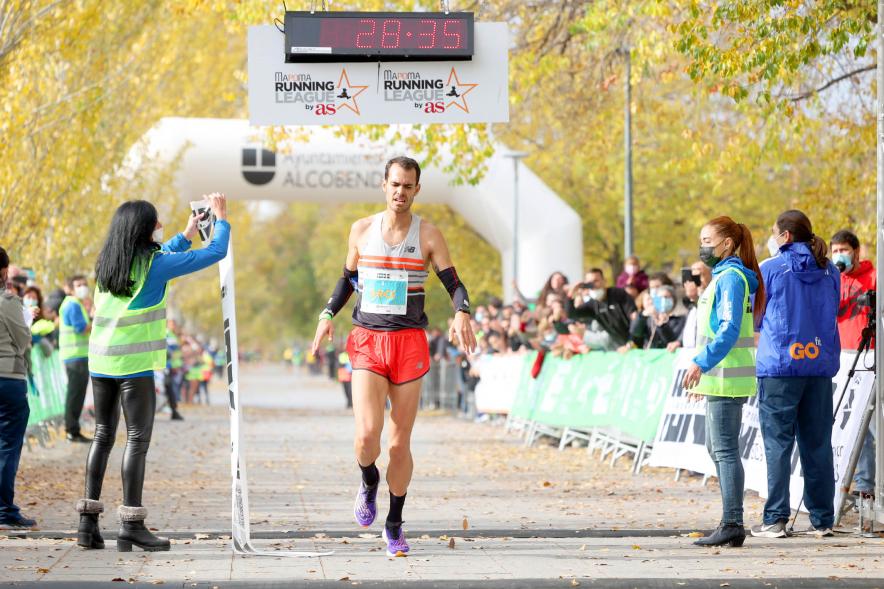 Carrera 10K Alcobendas -  Imagen de la llegada a meta de un corredor.