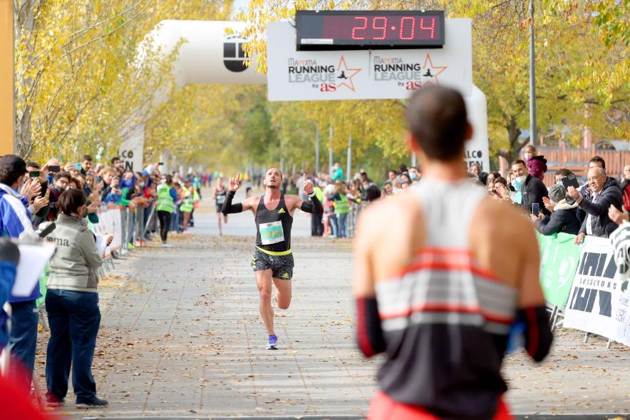 Carrera 10K Alcobendas - Plano de la espera de un  corredor a su compañero.