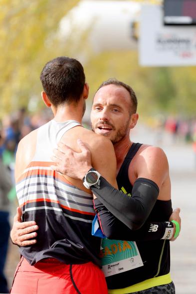 Carrera 10K Alcobendas - Imagen del abrazo entre dos corredores.