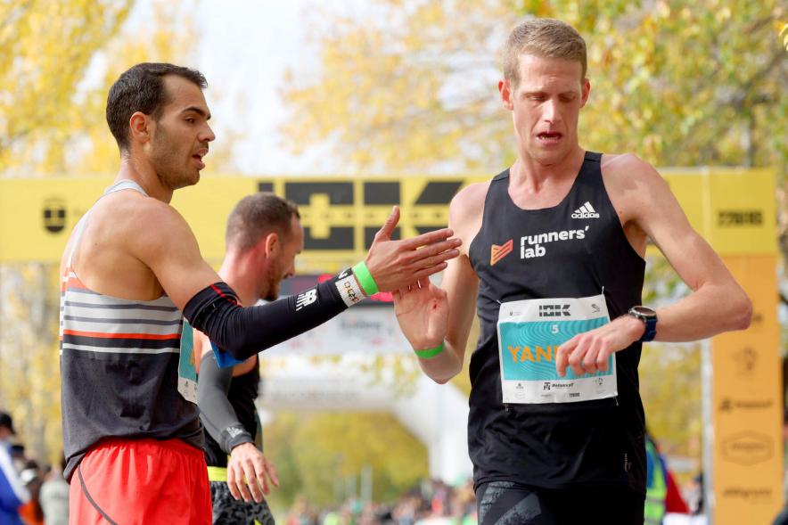 Carrera 10K Alcobendas -  Primer plano del saludo entre los corredores en meta.