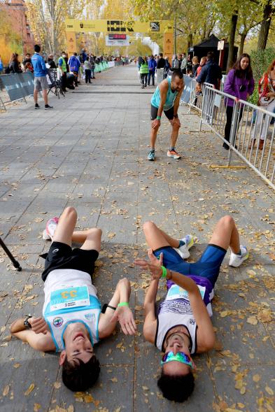 Carrera 10K Alcobendas - Imagen de dos corredores descansando.