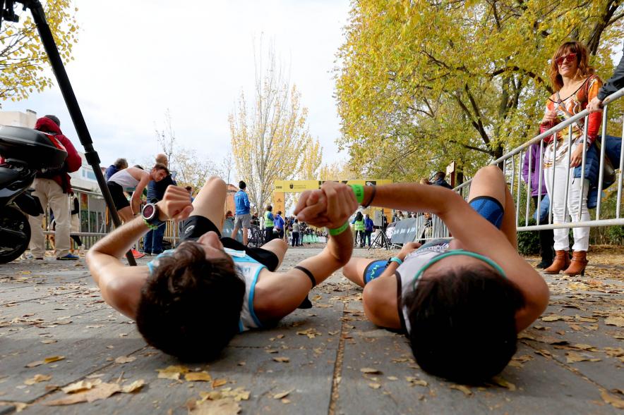 Carrera 10K Alcobendas - Imagen de dos corredores descansando.