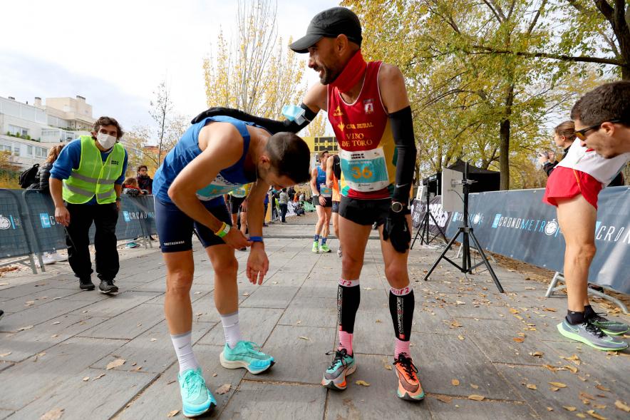 Carrera 10K Alcobendas - Imagen de dos corredores descansando.