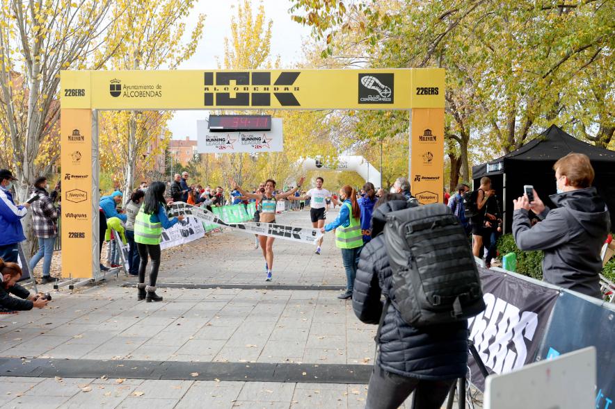 Carrera 10K Alcobendas - Primer plano de la entrada a meta de varios corredores.