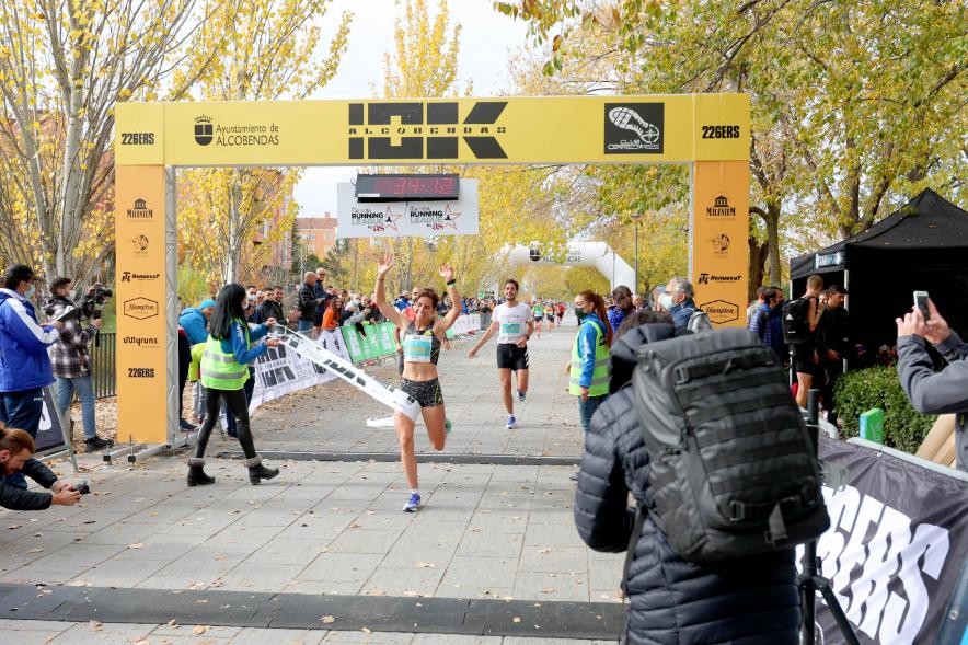 Carrera 10K Alcobendas - Primer plano de la entrada a meta del ganador.