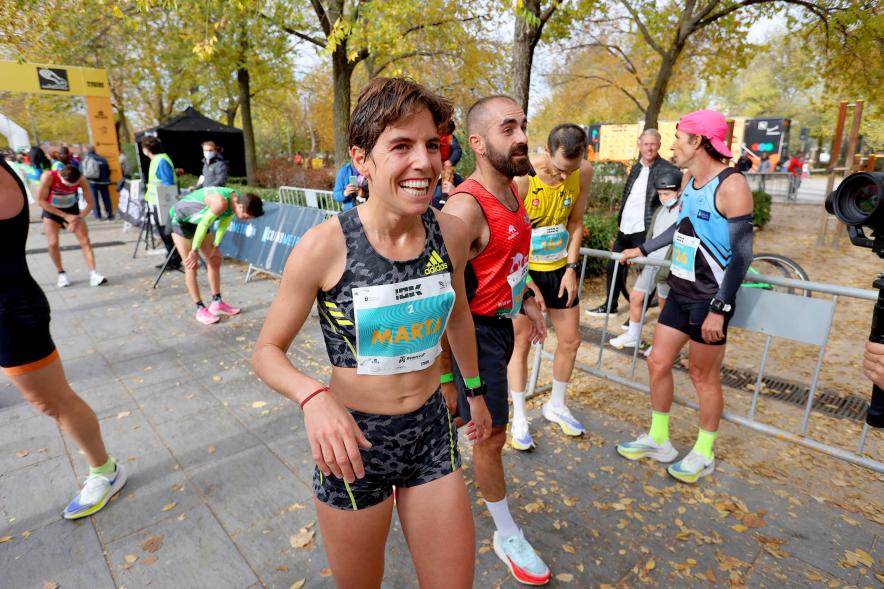 Carrera 10K Alcobendas -  Primer plano de una corredora sonriente.