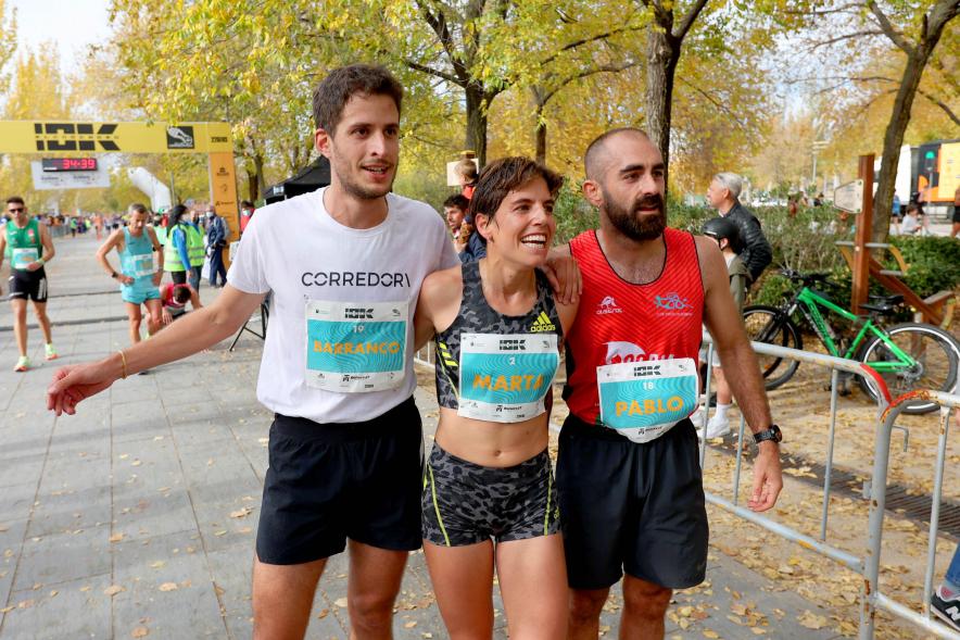 Carrera 10K Alcobendas -  Posado de tres atletas.