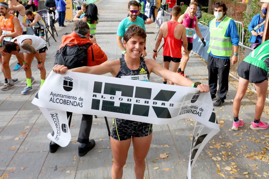 Carrera 10K Alcobendas -  Primer plano de  una corredora con el trozo de cinta.