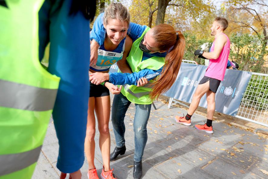 Carrera 10K Alcobendas - Primer plano del agotamiento de una corredora.