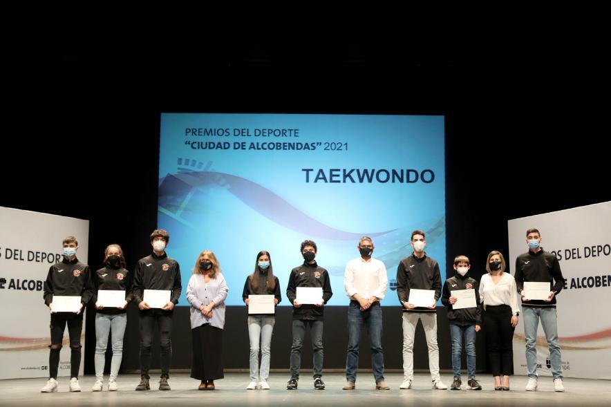 Gala del Deporte 2021 - Posado de los premiados con María Espín, concejal de deportes.