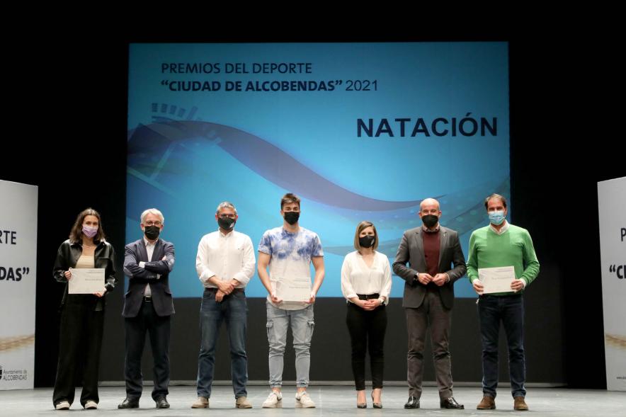 Gala del Deporte 2021 - Posado de los premiados con las autoridades municipales, con mascarilla.