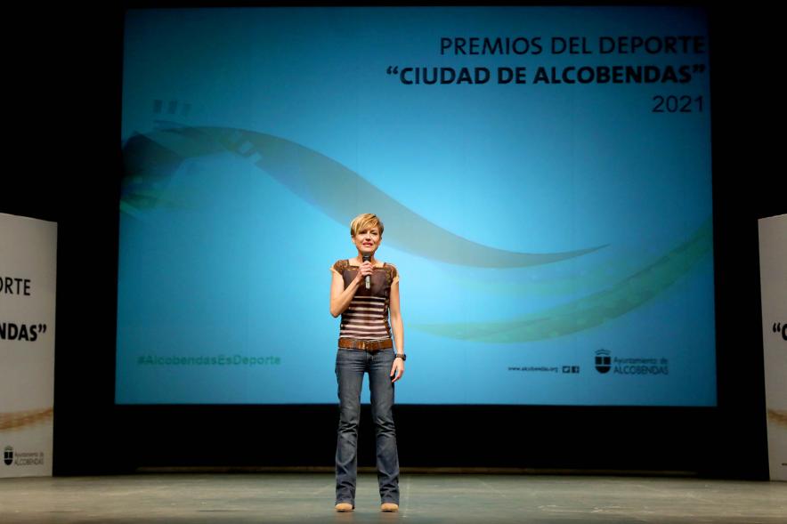 Gala del Deporte 2021- Primer plano de la presentadora de la gala.