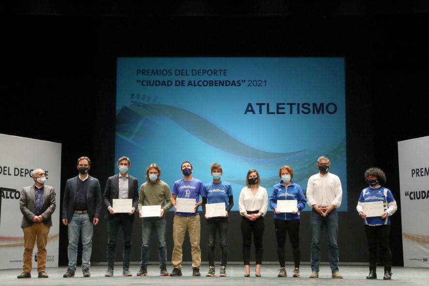 Gala del Deporte 2021 - Posado de los premiados con las autoridades municipales, con mascarilla.