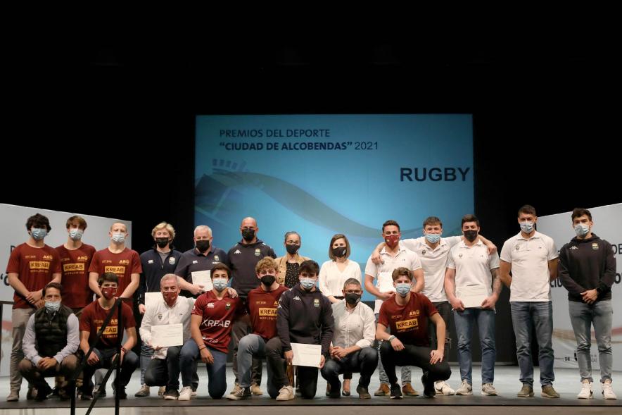 Gala del Deporte 2021 -  Posado de los premiados con las autoridades municipales, con mascarilla.