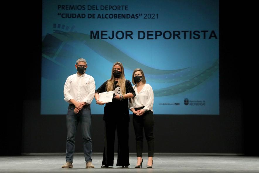 Gala del Deporte 2021 - Posado de una deportista premiada con las autoridades municipales, con mascarilla.