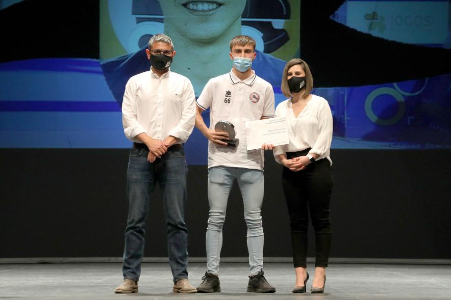 Gala del Deporte 2021 - Posado de un  deportista premiado con las autoridades municipales, con mascarilla.