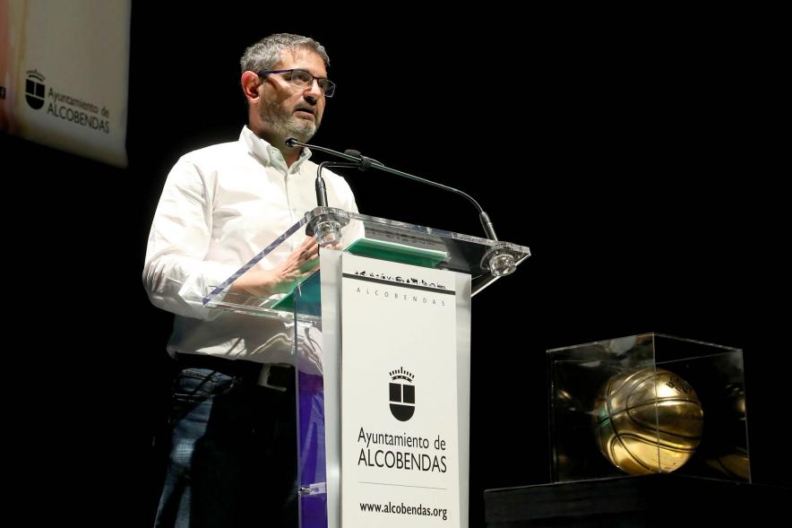 Gala del Deporte 2021 - Primer plano de Rafael Sánchez Acera, presentando el acto.