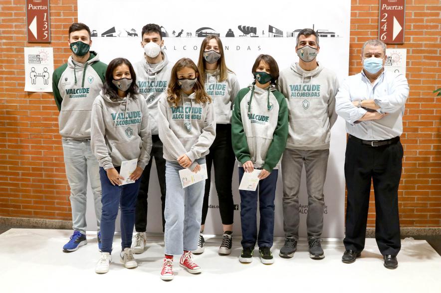 Gala del Deporte 2021 - Posado del equipo VACUDE, con su entrenador.