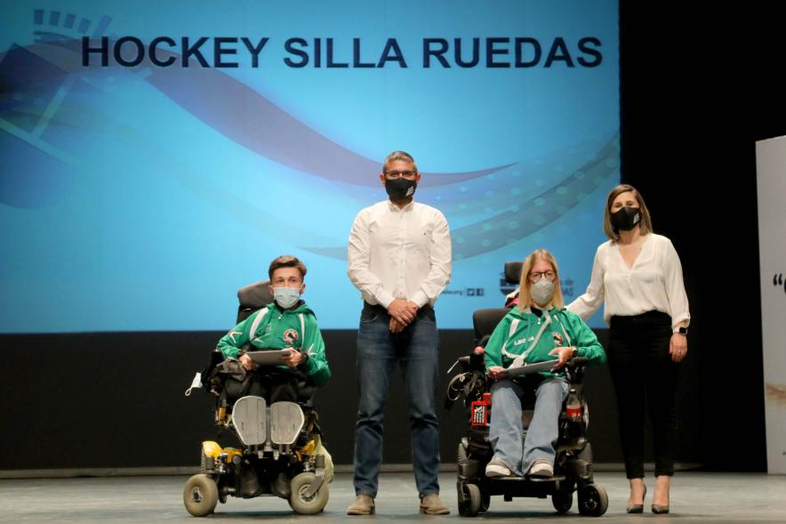 Gala del Deporte 2021- Posado de dos deportistas en silla de ruedas con las autoridades municipales.