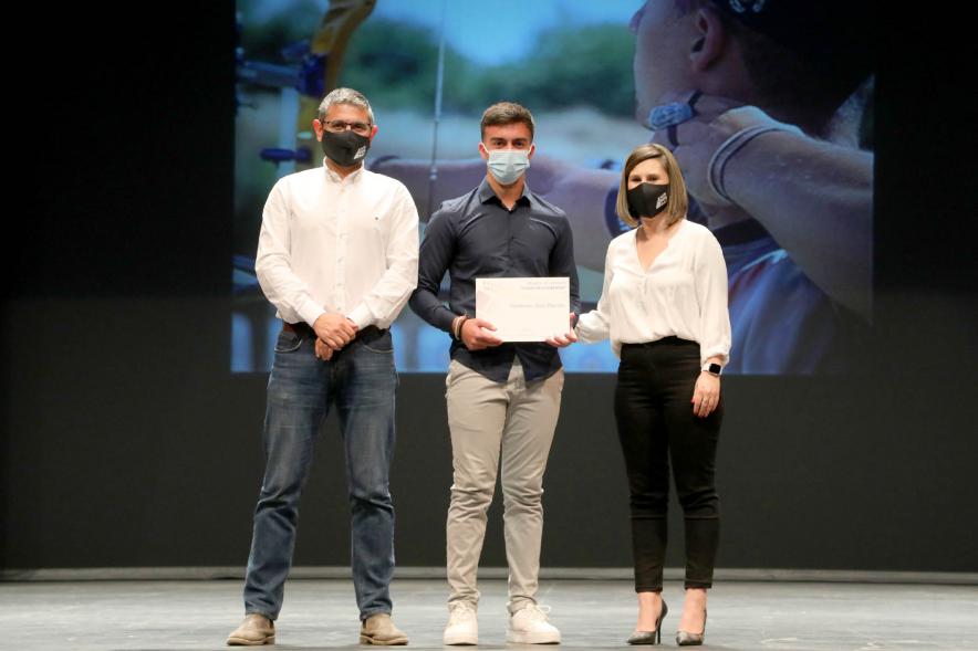 Gala del Deporte 2021 - Posado de un deportista premiado con las autoridades municipales, con mascarilla.