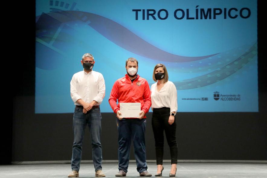 Gala del Deporte 2021-  Posado de un deportista premiado con las autoridades municipales, con mascarilla.