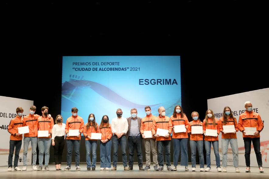Gala del Deporte 2021 - Posado del equipo de esgrima con las autoridades municipales.