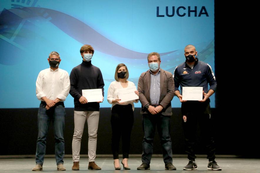 Gala del Deporte 2021 - Posado de los premiados con las autoridades municipales, con mascarilla.