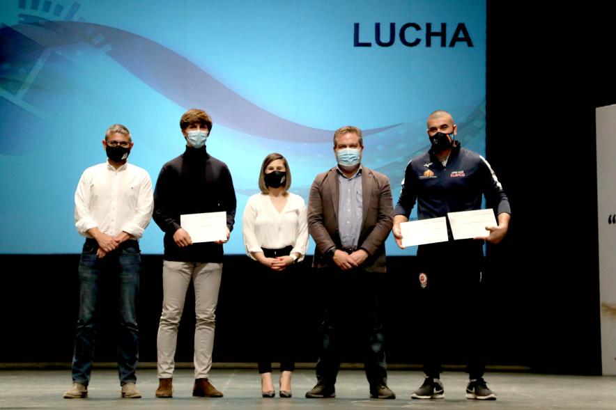 Gala del Deporte 2021 - Posado de los premiados con las autoridades municipales, con mascarilla.