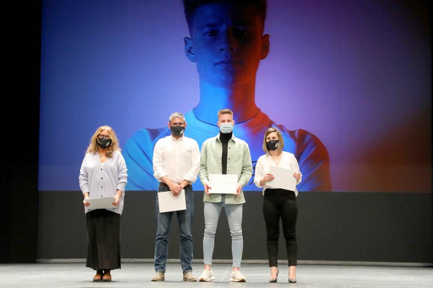 Gala del Deporte 2021 -  Posado de los premiados con las autoridades municipales, con mascarilla.