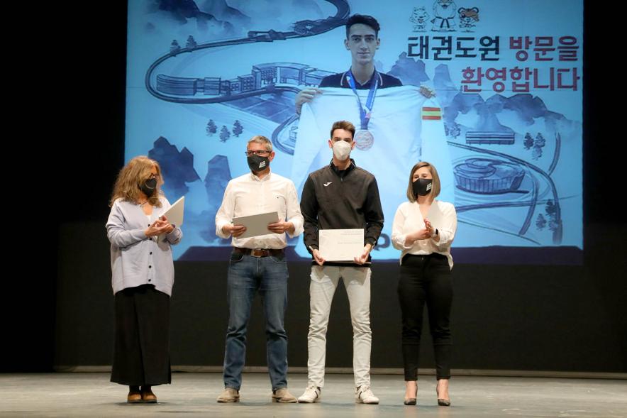 Gala del Deporte 2021 - Posado de un deportista premiado con las autoridades municipales, con mascarilla.