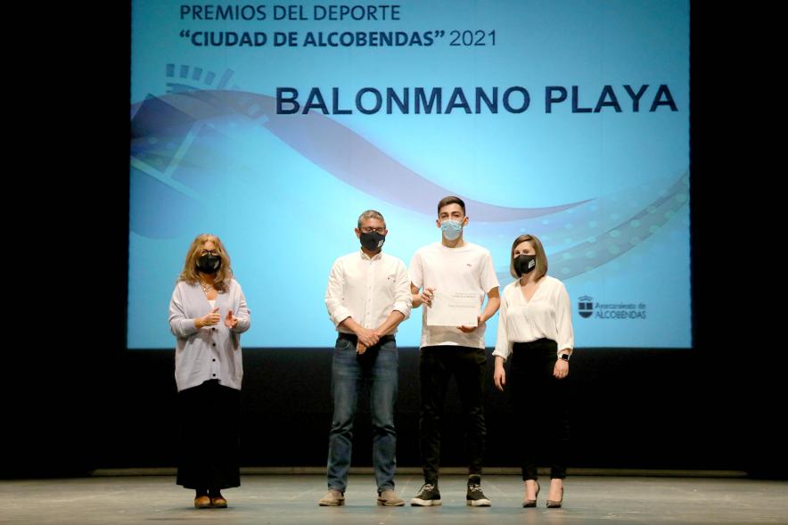 Gala del Deporte 2021 - Posado de un deportista premiado con las autoridades municipales, con mascarilla.