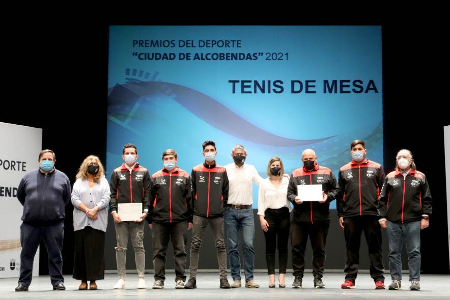 Gala del Deporte 2021 - Posado del equipo de tenis de mesa con las autoridades municipales.