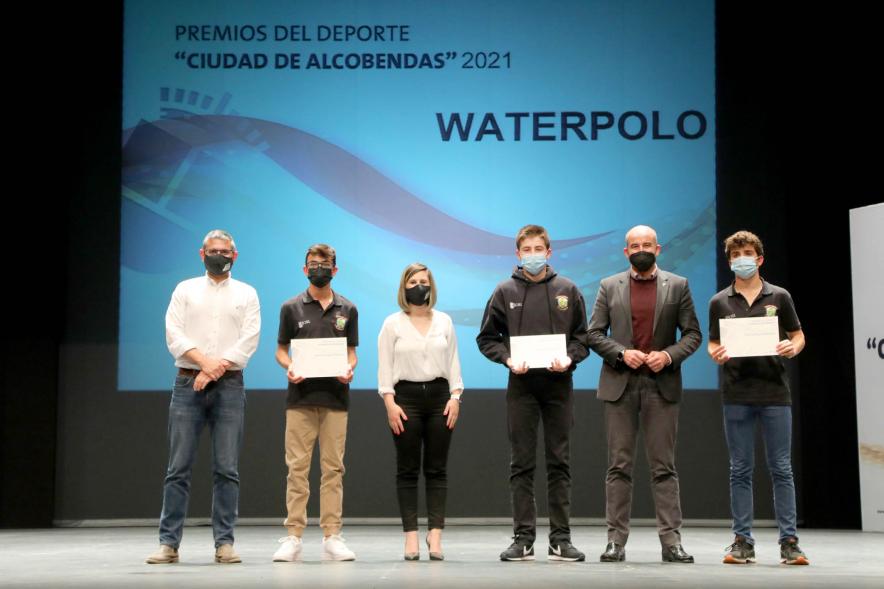 Gala del Deporte 2021 -  Posado del equipo de water  polo con las autoridades municipales.