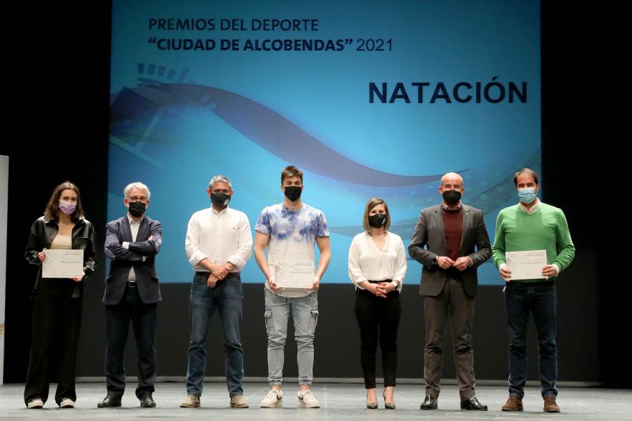 Gala del Deporte 2021 - Posado del equipo de natación con las autoridades municipales.