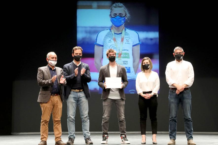Gala del Deporte 2021 - Posado de un deportista premiado con las autoridades municipales, con mascarilla.