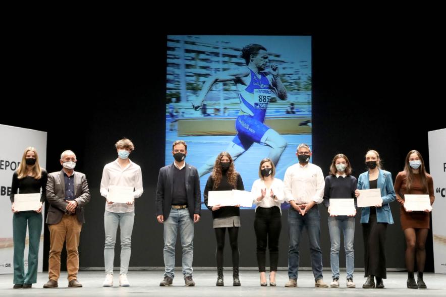 Gala del Deporte 2021 - Posado de los premiados con las autoridades municipales, con mascarilla.