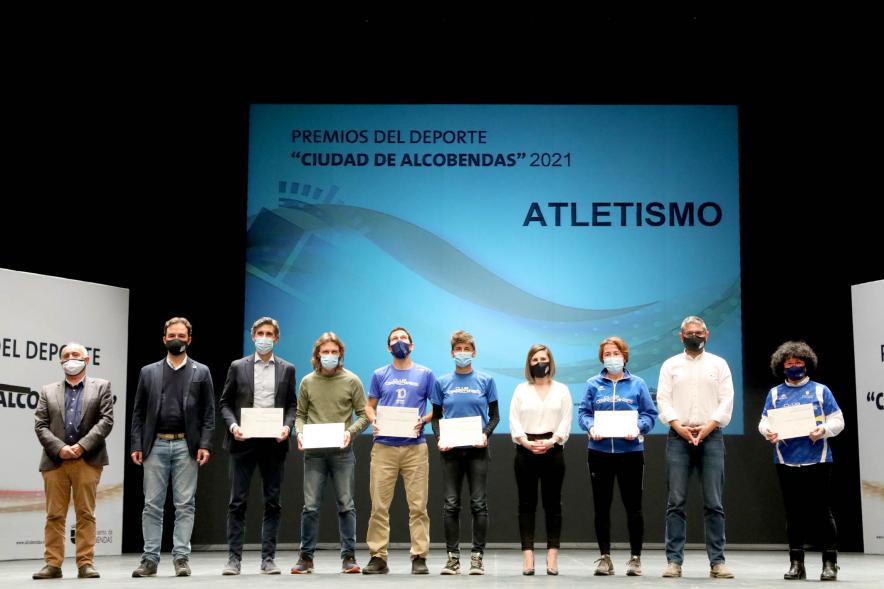 Gala del Deporte 2021 -  Posado del equipo de atletismo con las autoridades municipales.