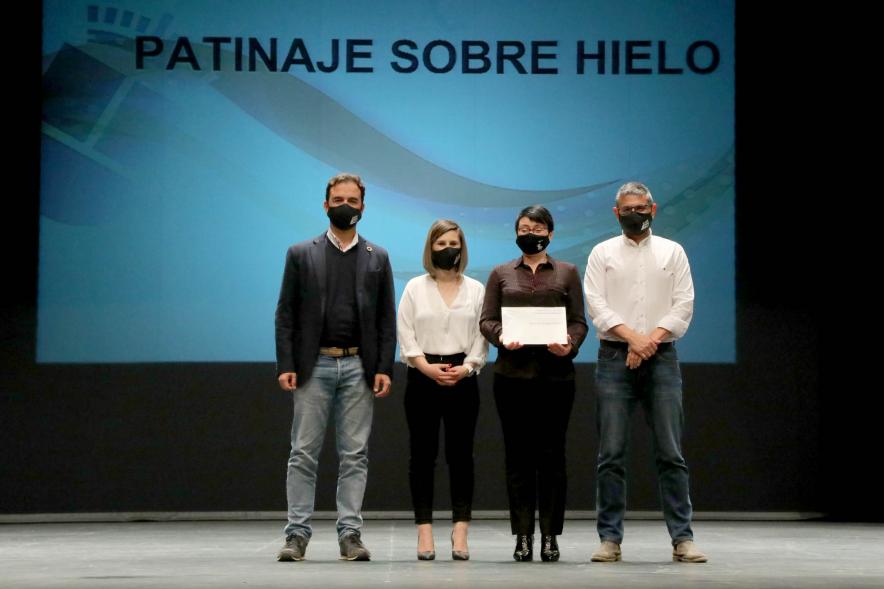 Gala del Deporte 2021- Posado de un deportista premiado con las autoridades municipales, con mascarilla.