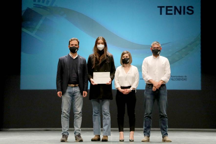 Gala del Deporte 2021 - Posado de una deportista premiada con las autoridades municipales, con mascarilla.