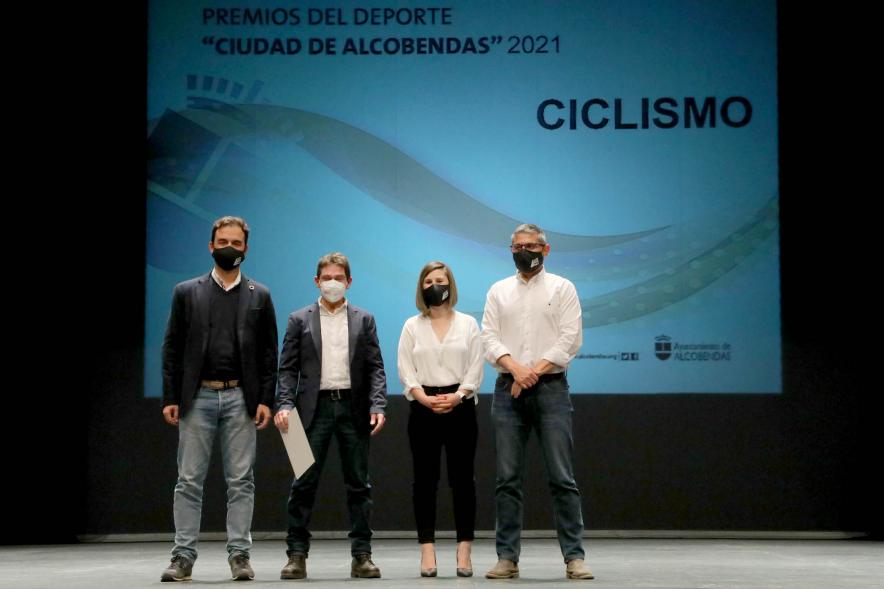 Gala del Deporte 2021 -  Posado de una deportista premiada con las autoridades municipales, con mascarilla.