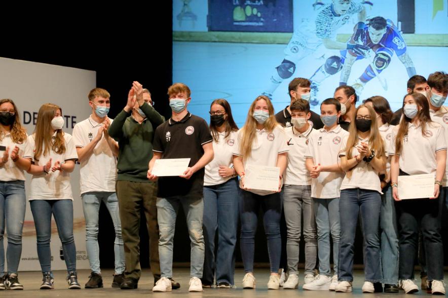 Gala del Deporte 2021 -  Posado de los premiados con las autoridades municipales, con mascarilla.