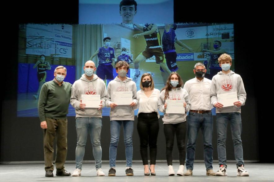 Gala del Deporte 2021 - Posado de los premiados con las autoridades municipales, con mascarilla.